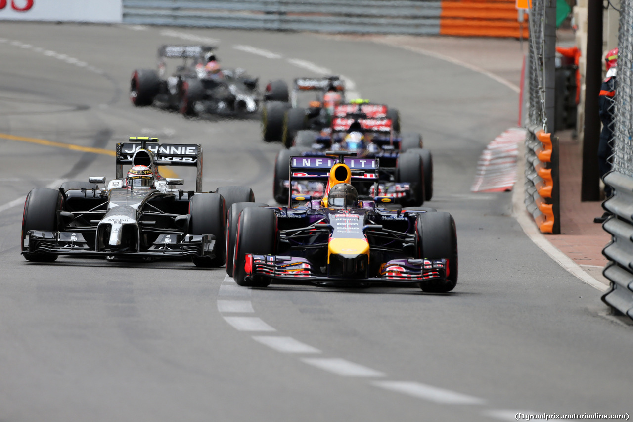 GP MONACO, 25.05.2014- Gara, Kevin Magnussen (DEN) McLaren Mercedes MP4-29 e Sebastian Vettel (GER) Red Bull Racing RB10