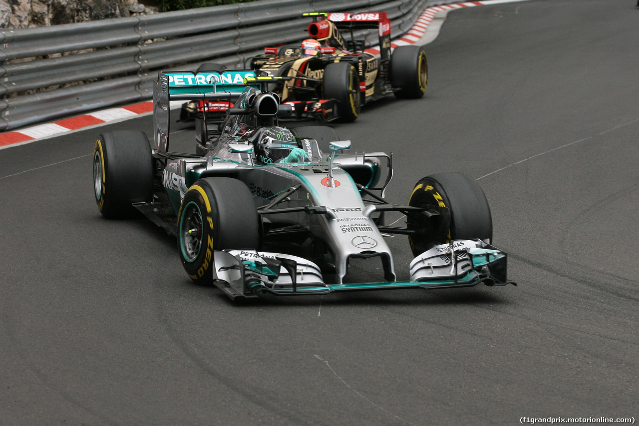 GP MONACO, 22.05.2014- Prove Libere 1, Nico Rosberg (GER) Mercedes AMG F1 W05 e Pastor Maldonado (VEN) Lotus F1 Team E22