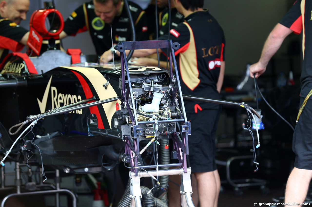 GP MONACO, 21.05.2014- Mechanics Lotus work on the car