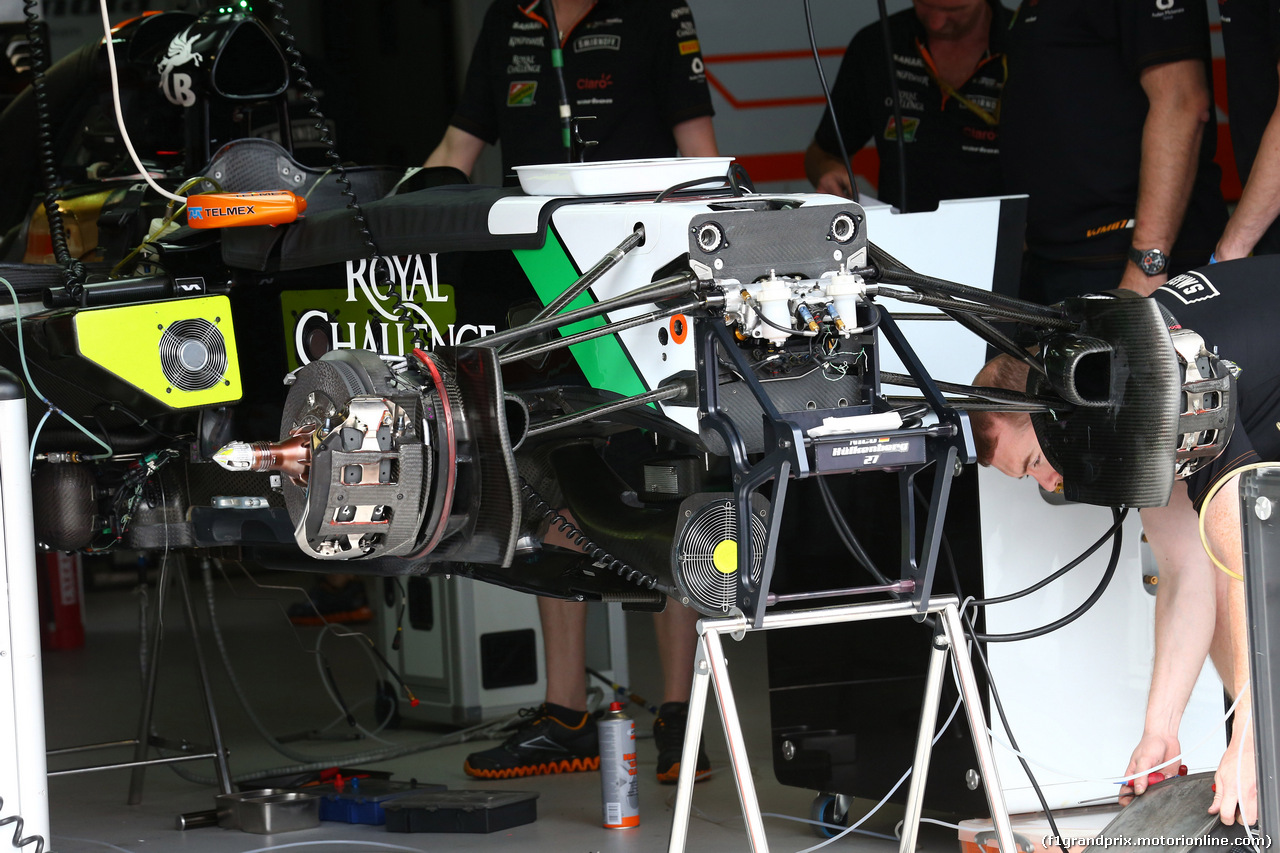 GP MONACO, 21.05.2014- Mechanics Force India work on the car