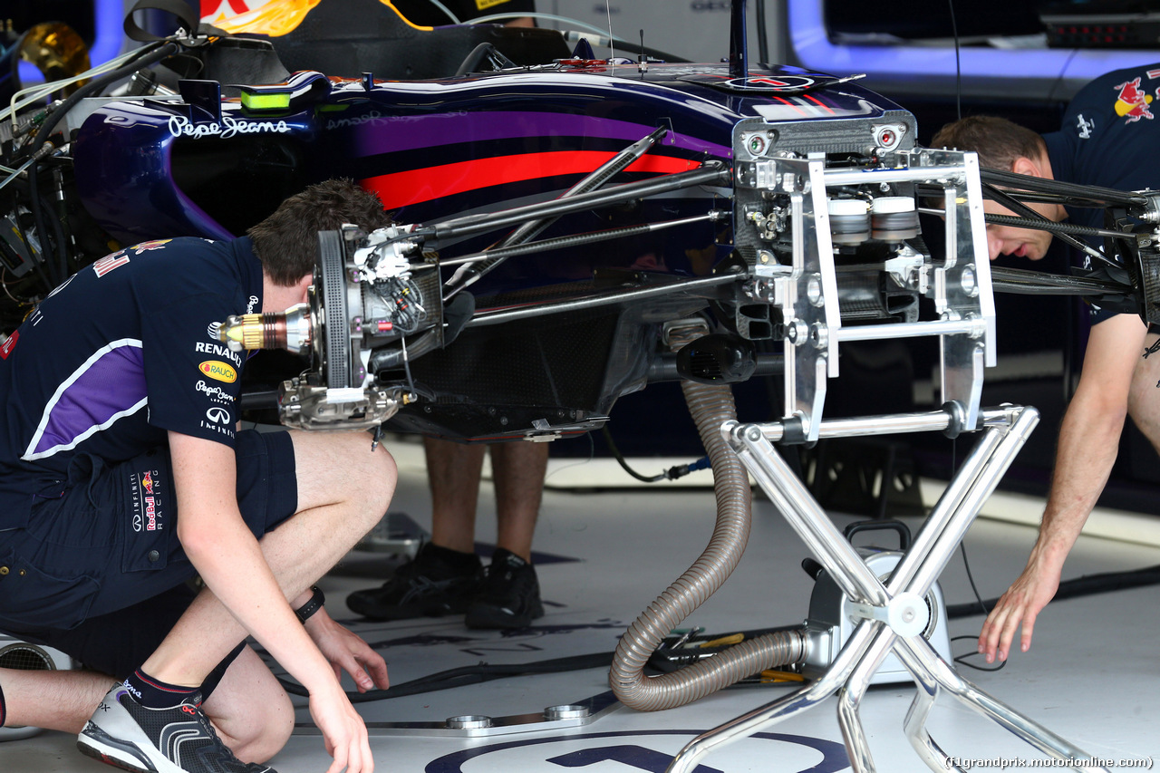GP MONACO, 21.05.2014- Mechanics Red Bull work on the car