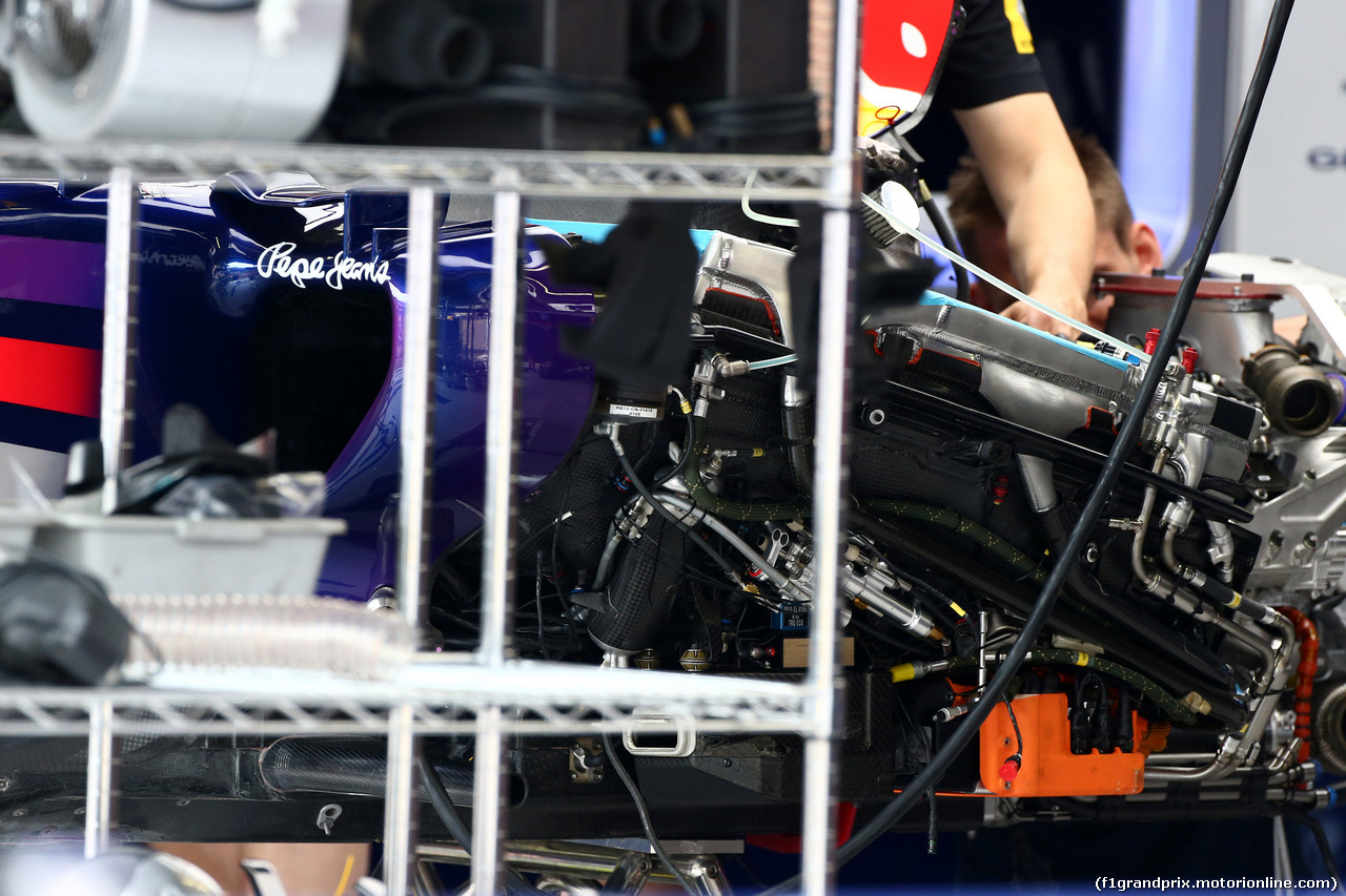 GP MONACO, 21.05.2014- Mechanics Red Bull work on the car