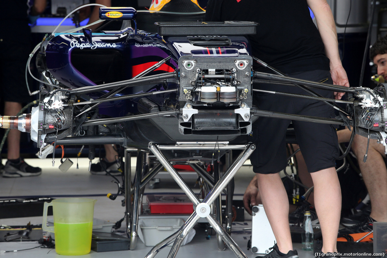 GP MONACO, 21.05.2014- Mechanics Red Bull work on the car