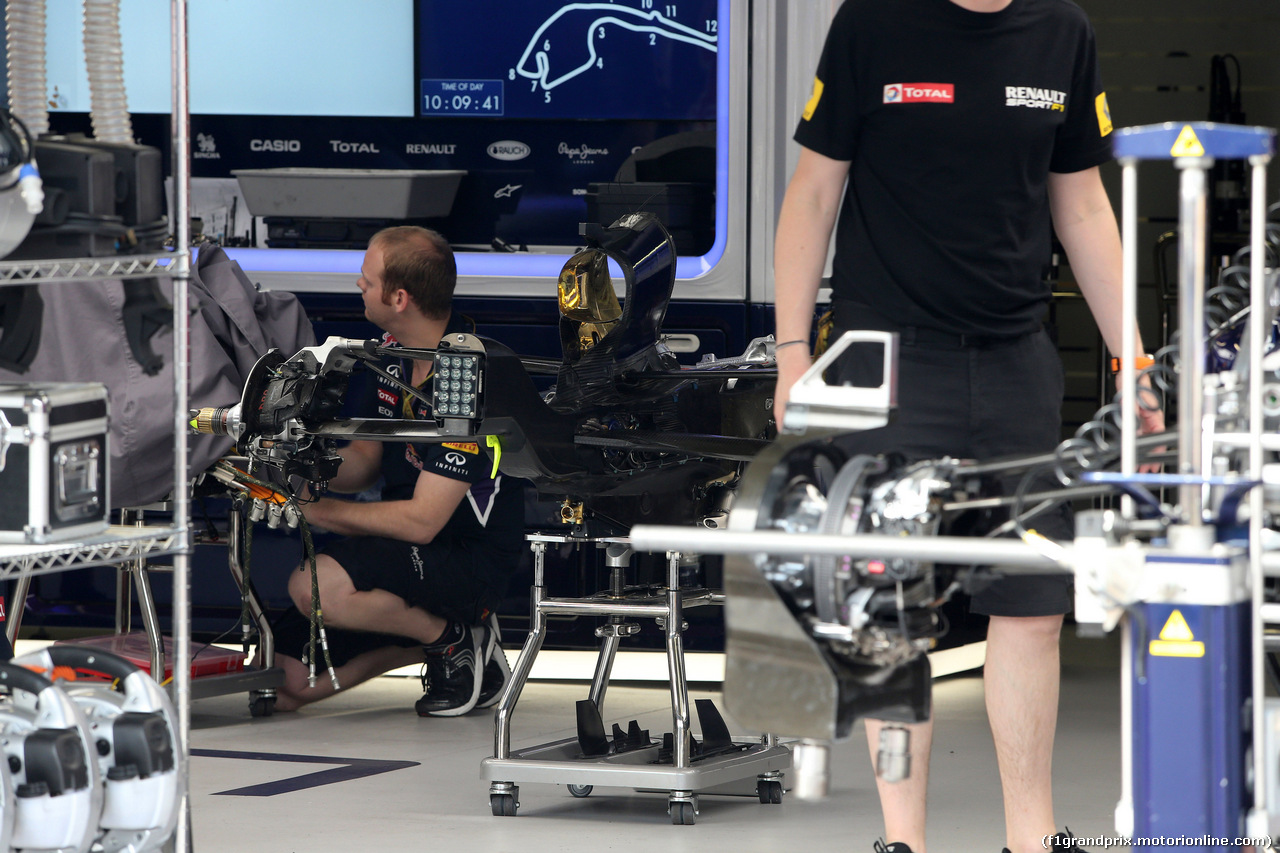 GP MONACO, 21.05.2014- Mechanics Red Bull work on the car