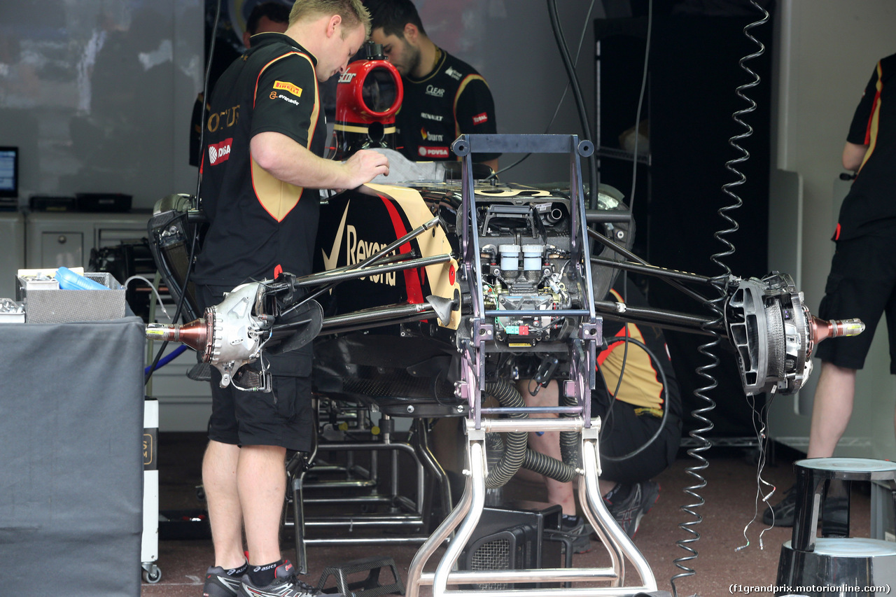 GP MONACO, 21.05.2014- Mechanics Lotus work on the car
