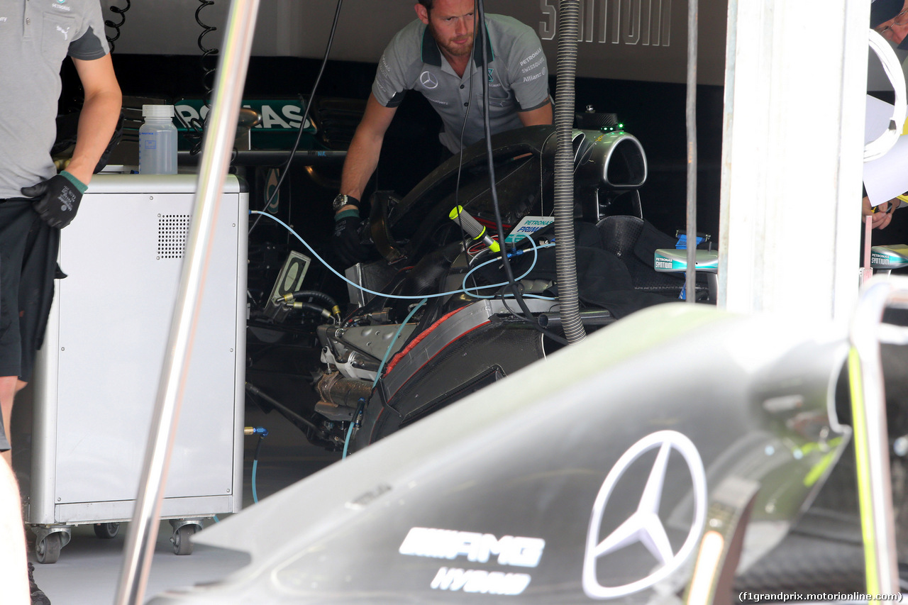 GP MONACO, 21.05.2014- Mechanics Mercedes work on the cars