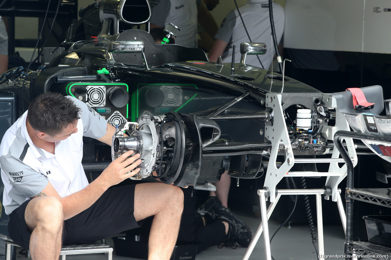 GP MONACO, 21.05.2014- Mechanics Mclaren work on the car