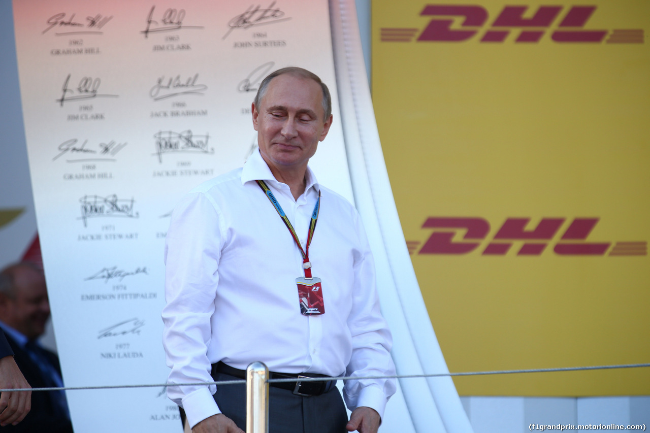 GP RUSSIA, 12.10.2014- Podium, Lewis Hamilton (GBR) Mercedes AMG F1 W05 e Vladimir Putin (RUS) President od Russian Federation