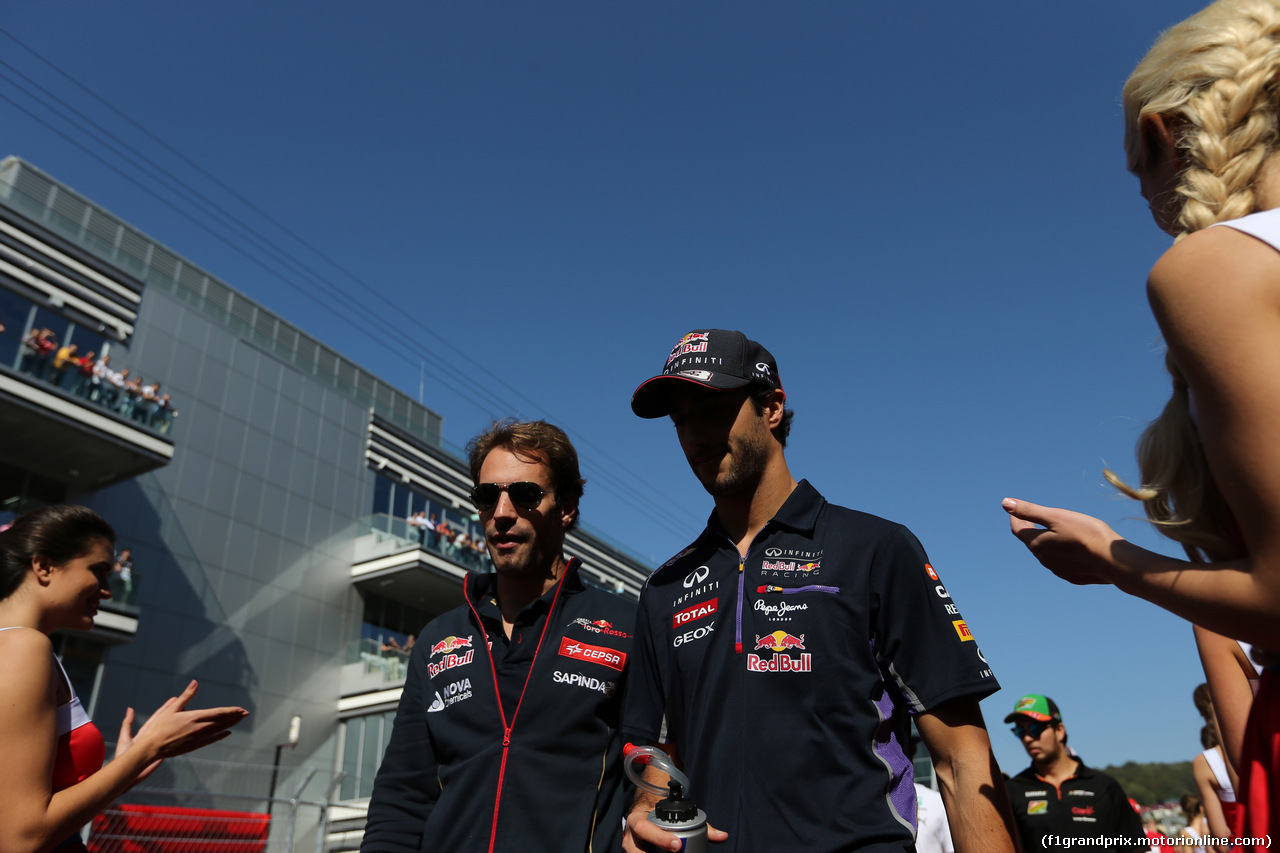 GP RUSSIA, 12.10.2014- Gara, Daniel Ricciardo (AUS) Infiniti Red Bull Racing RB10 e Jean-Eric Vergne (FRA) Scuderia Toro Rosso STR9