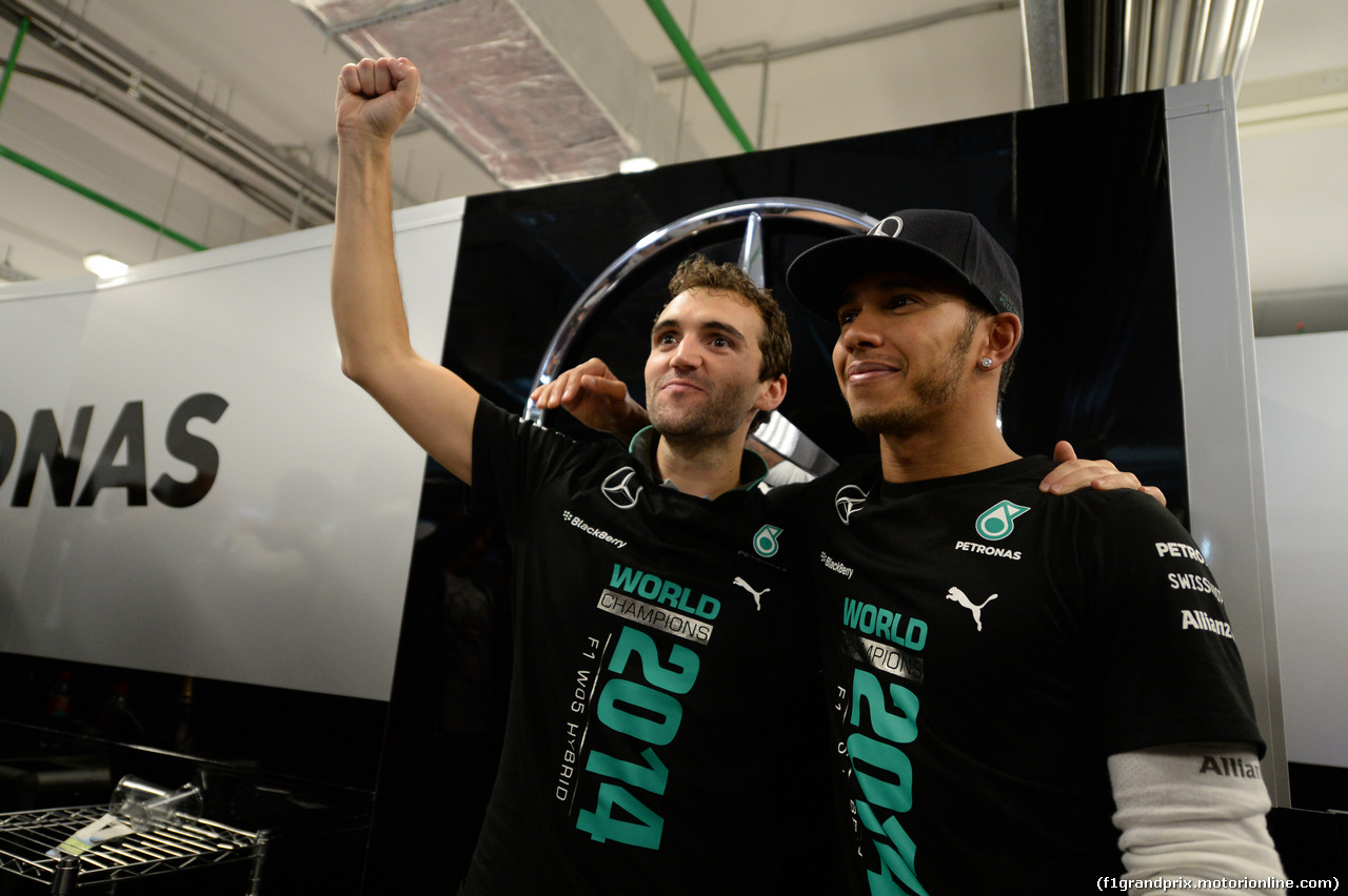 GP RUSSIA, 12.10.2014- Gara, Lewis Hamilton (GBR) Mercedes AMG F1 W05 celebrates Manufactor title of Mercedes with the team