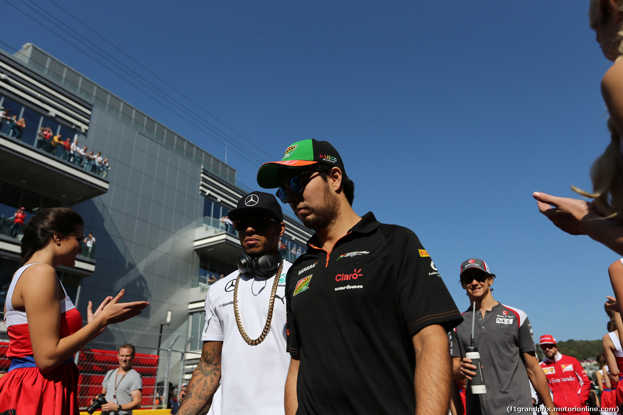 GP RUSSIA, 12.10.2014-  Sergio Perez (MEX) Sahara Force India F1 Team VJM07 e Lewis Hamilton (GBR) Mercedes AMG F1 W05