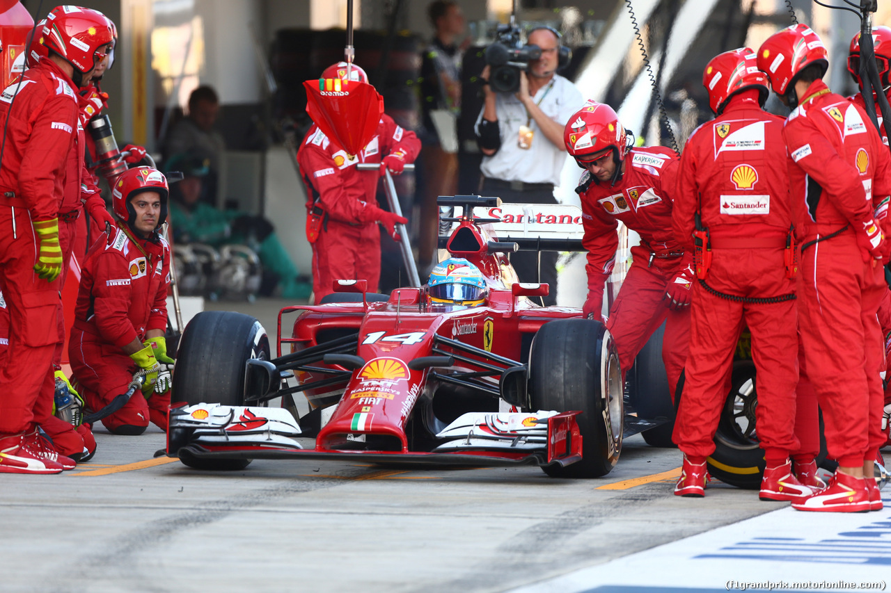 GP RUSSIA, 12.10.2014- Gara, Fernando Alonso (ESP) Ferrari F14T pit stop
