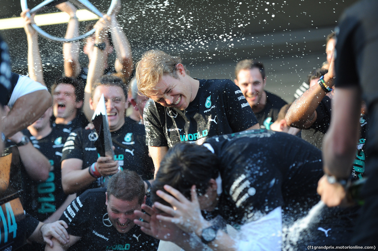 GP RUSSIA, 12.10.2014- Gara, Nico Rosberg (GER) Mercedes AMG F1 W05 celebrates with his team the manufator championship victory