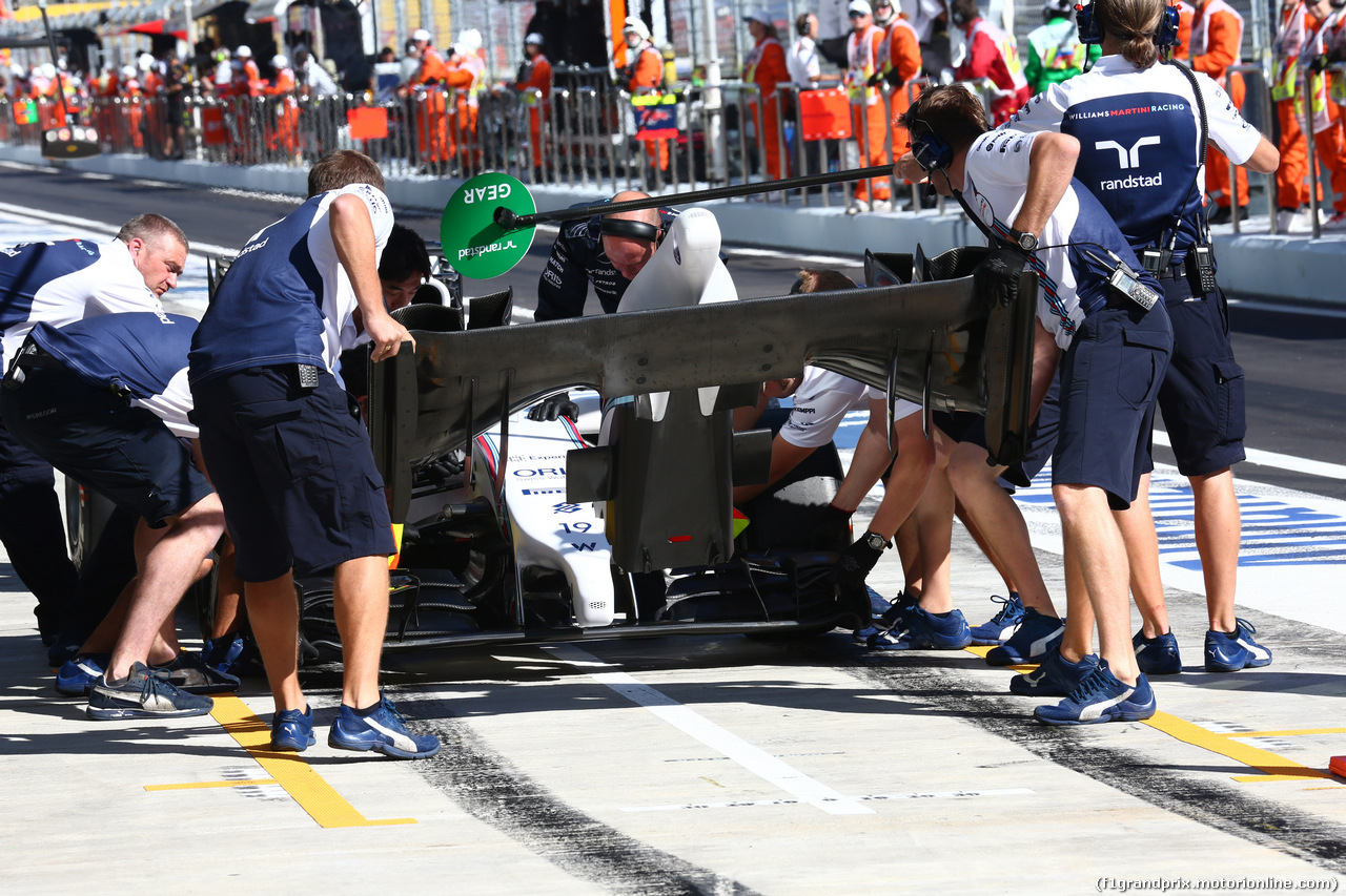 GP RUSSIA, 11.10.2014- Prove Libere 3, Williams meccanici testing pit stop with nose change