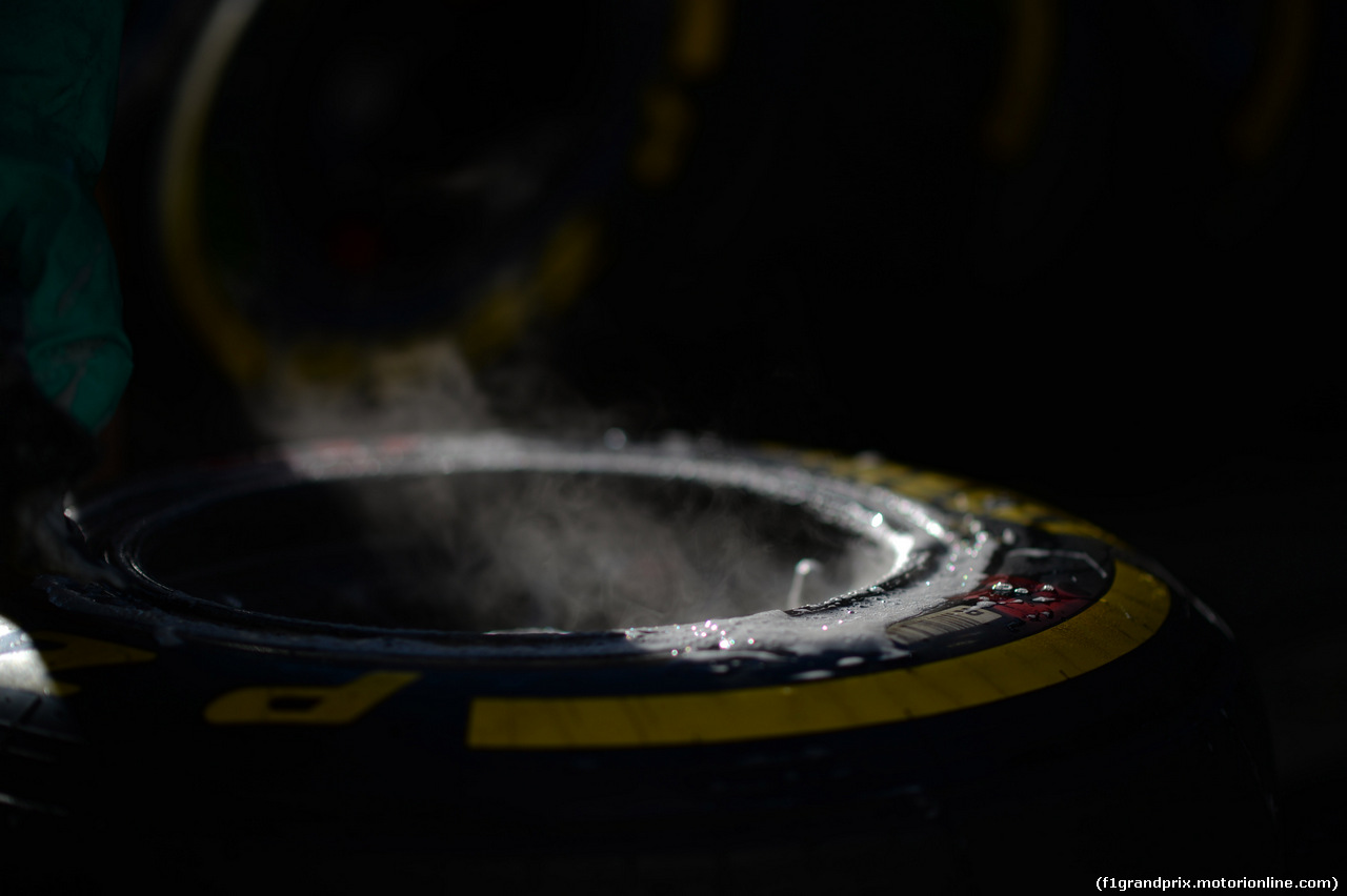 GP RUSSIA, 11.10.2014- mechanic is washing tires