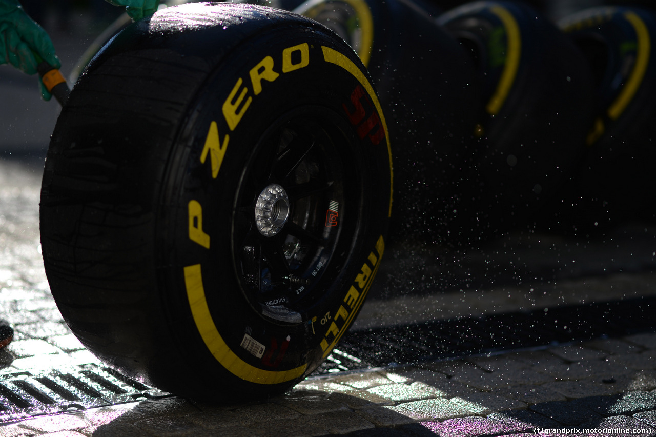 GP RUSSIA, 11.10.2014- mechanic is washing tires