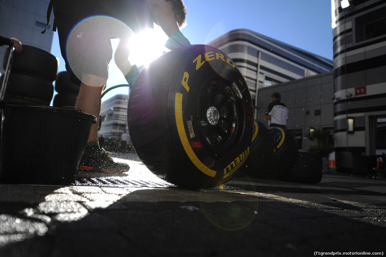 GP RUSSIA, 11.10.2014- mechanic is washing tires