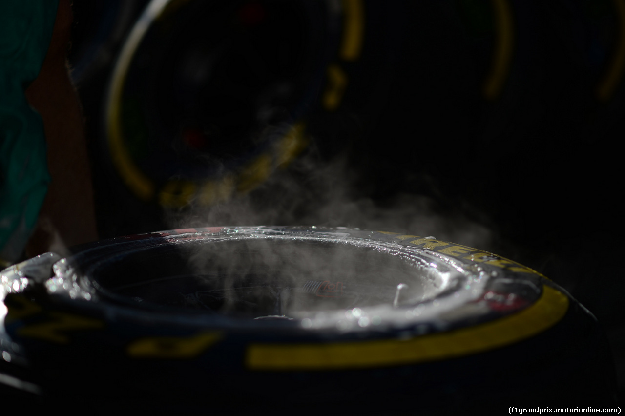 GP RUSSIA, 11.10.2014- mechanic is washing tires