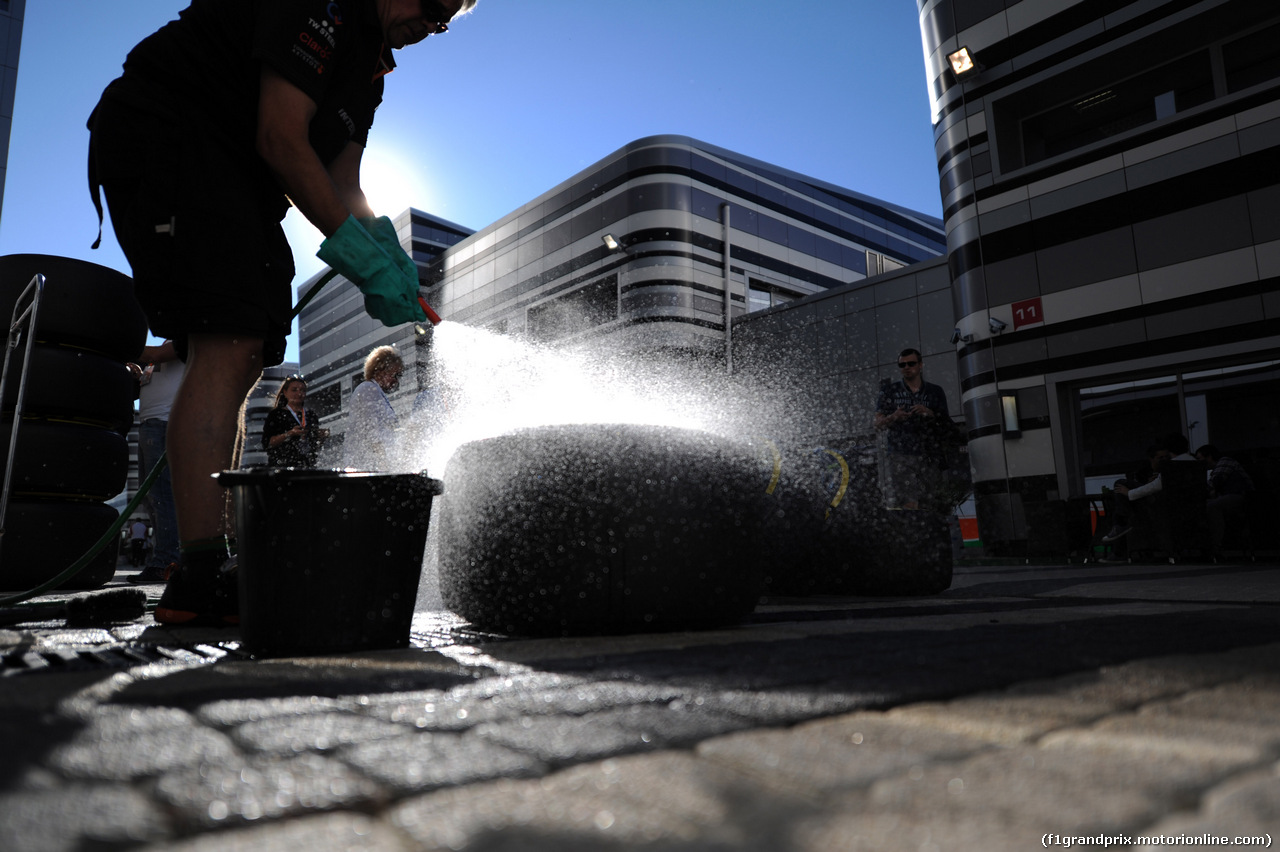 GP RUSSIA, 11.10.2014- mechanic is washing tires