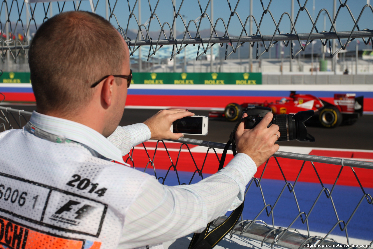 GP RUSSIA, 11.10.2014- Qualifiche, Marshall is taking a pictures of Fernando Alonso (ESP) Ferrari F14T