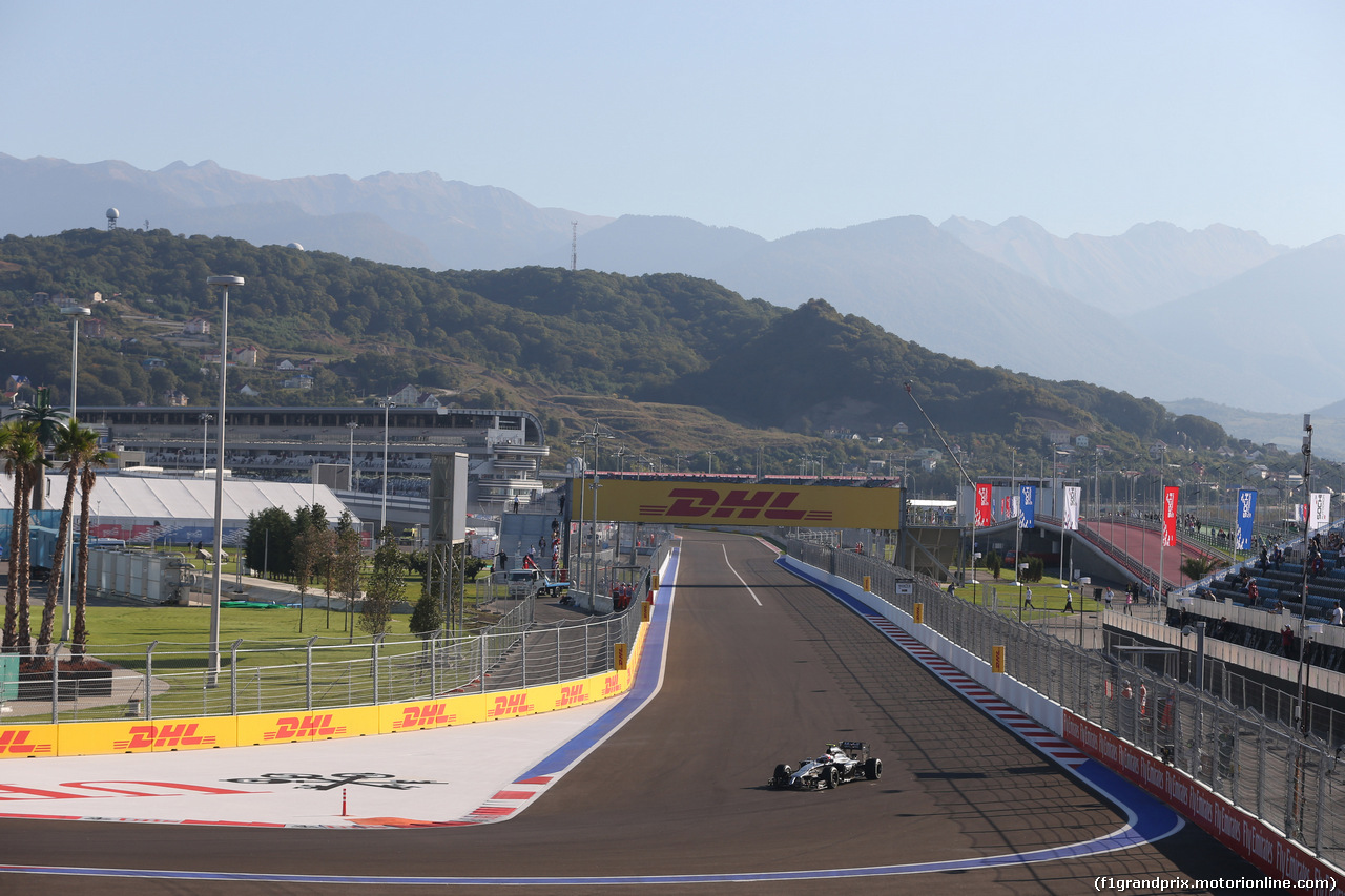 GP RUSSIA, 10.10.2015- Prove Libere 1, Kevin Magnussen (DEN) McLaren Mercedes MP4-29