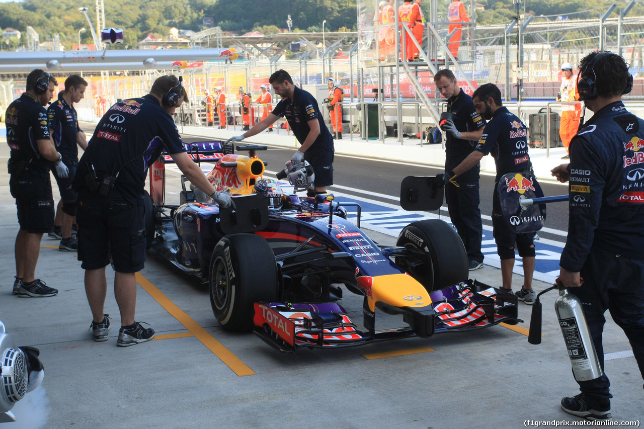 GP RUSSIA, 10.10.2015- Prove Libere 1, Sebastian Vettel (GER) Infiniti Red Bull Racing RB10