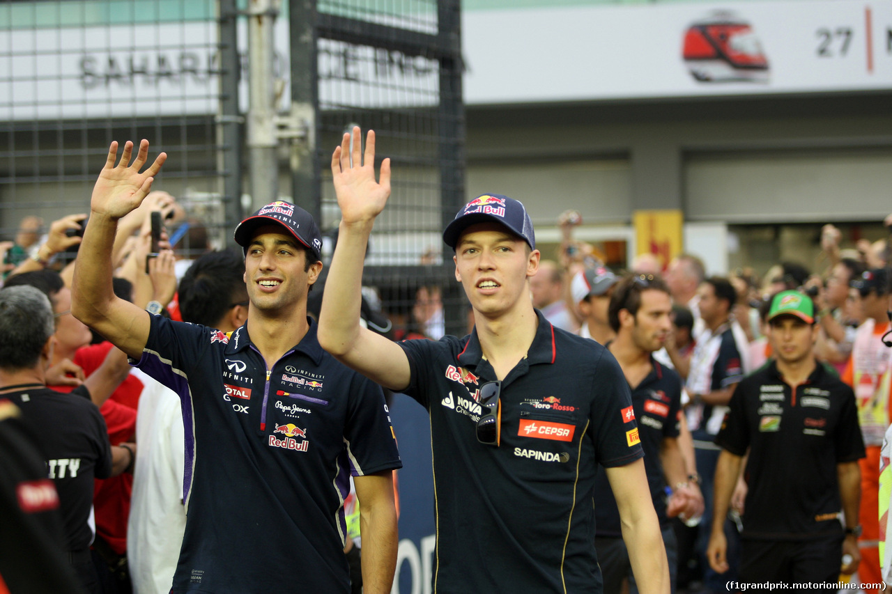 GP SINGAPORE, 21.09.2014 - Daniel Ricciardo (AUS) Red Bull Racing RB10 e Daniil Kvyat (RUS) Scuderia Toro Rosso STR9