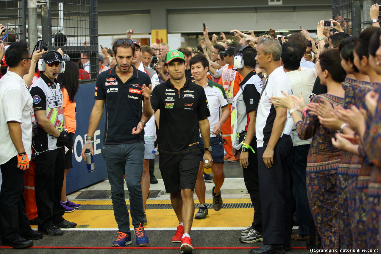 GP SINGAPORE, 21.09.2014 - Jean-Eric Vergne (FRA) Scuderia Toro Rosso STR9 e Sergio Perez (MEX) Sahara Force India F1 VJM07