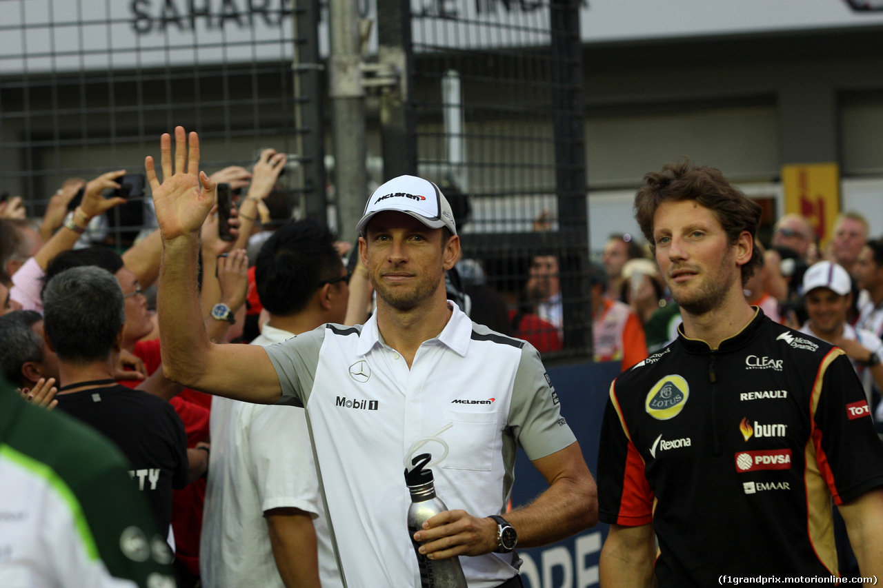 GP SINGAPORE, 21.09.2014 - Jenson Button (GBR) McLaren Mercedes MP4-29 e Romain Grosjean (FRA) Lotus F1 Team E22