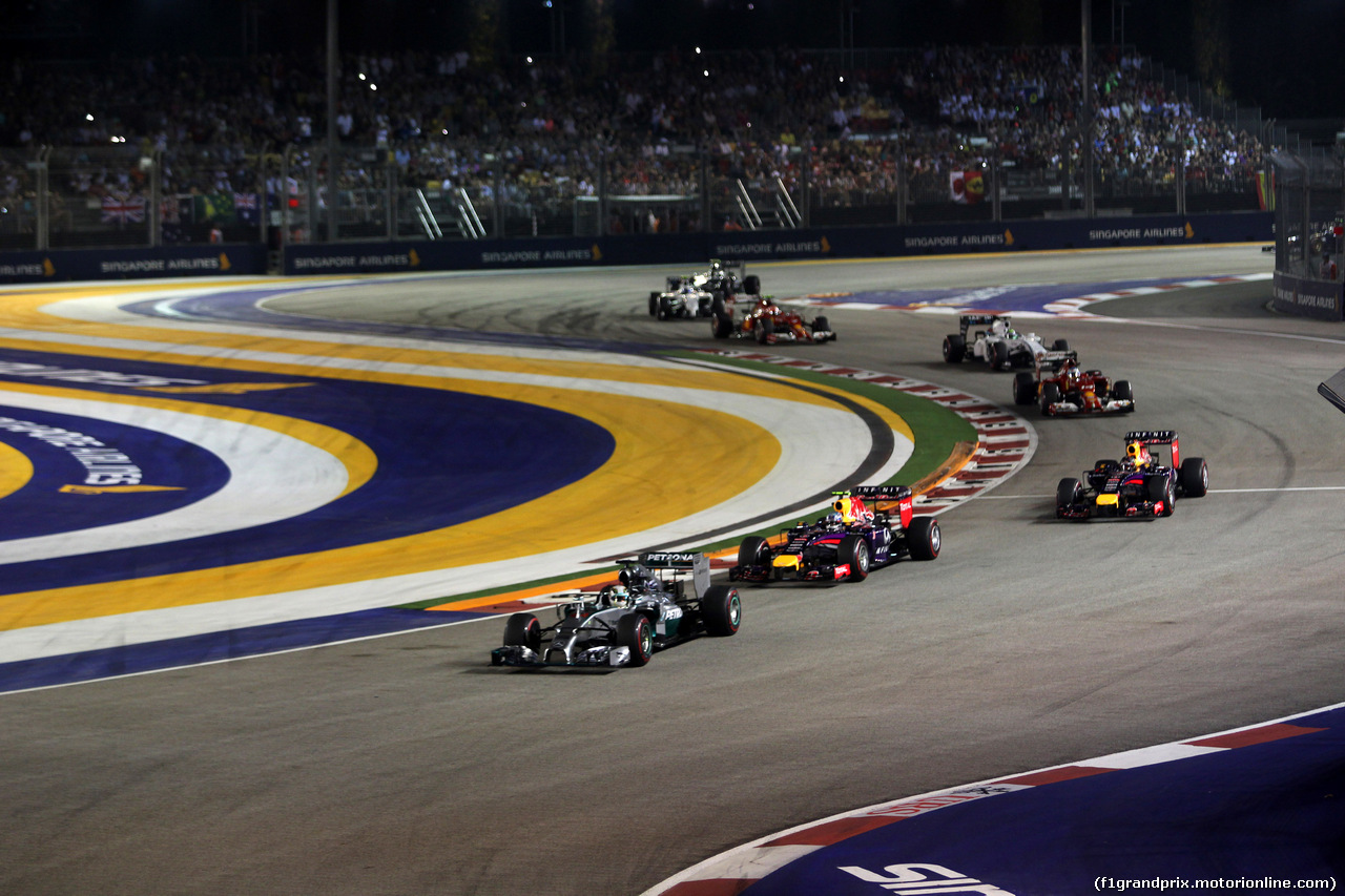 GP SINGAPORE, 21.09.2014 - Gara, Lewis Hamilton (GBR) Mercedes AMG F1 W05 davanti a Daniel Ricciardo (AUS) Red Bull Racing RB10