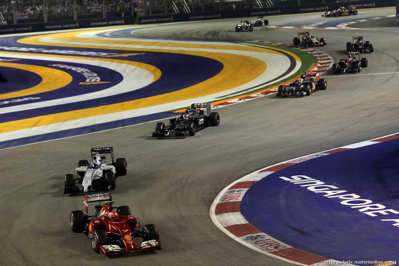 GP SINGAPORE, 21.09.2014 - Gara, Kimi Raikkonen (FIN) Ferrari F14-T davanti a Felipe Massa (BRA) Williams F1 Team FW36