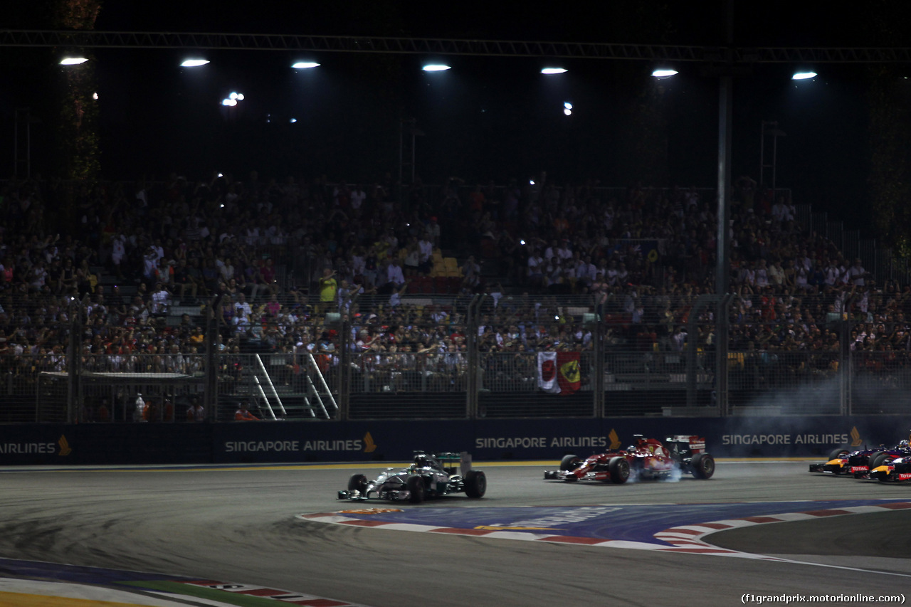 GP SINGAPORE, 21.09.2014 - Gara, Lewis Hamilton (GBR) Mercedes AMG F1 W05 davanti a Fernando Alonso (ESP) Ferrari F14-T