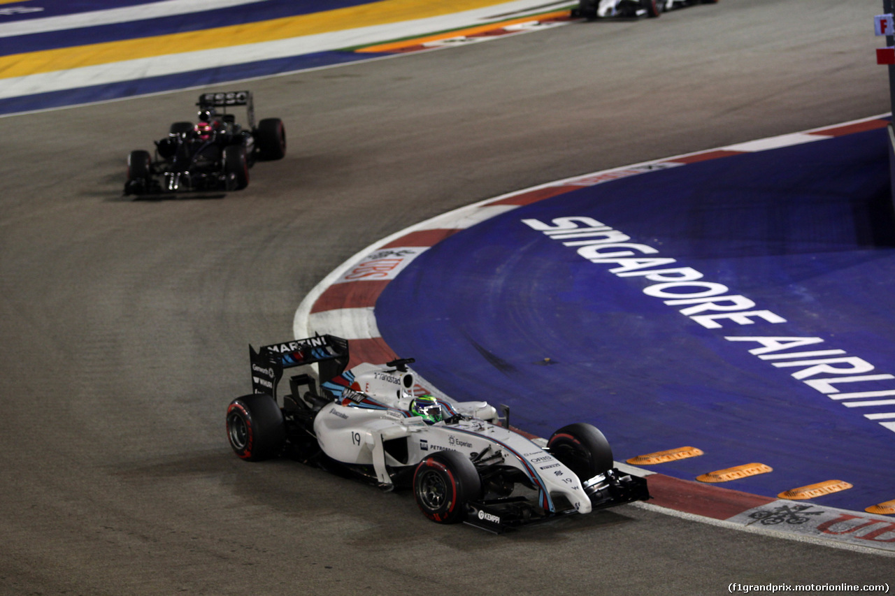 GP SINGAPORE, 21.09.2014 - Gara, Felipe Massa (BRA) Williams F1 Team FW36 davanti a Jenson Button (GBR) McLaren Mercedes MP4-29
