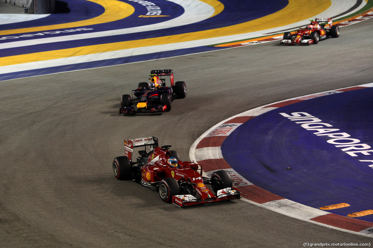 GP SINGAPORE, 21.09.2014 - Gara, Fernando Alonso (ESP) Ferrari F14-T davanti a Daniel Ricciardo (AUS) Red Bull Racing RB10