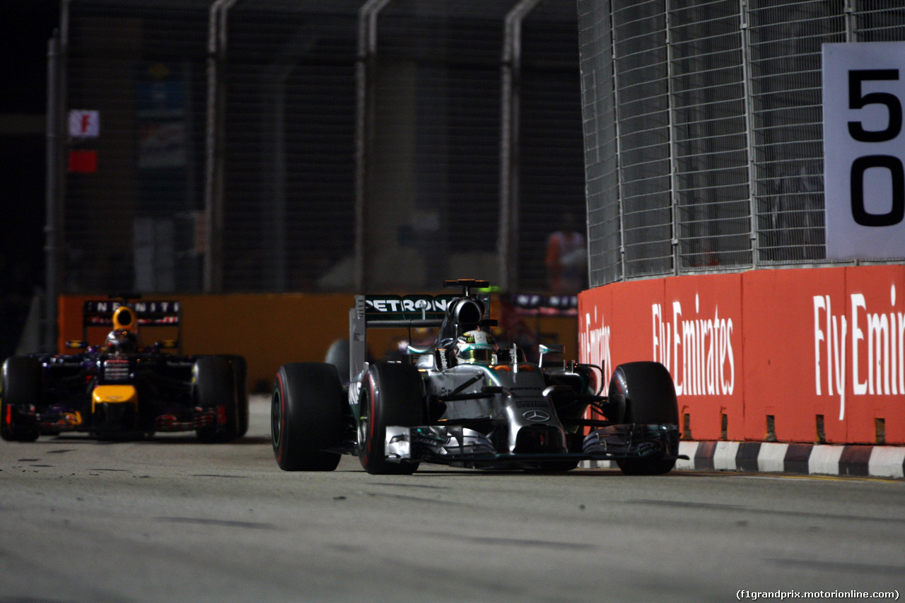 GP SINGAPORE, 21.09.2014 - Gara, Lewis Hamilton (GBR) Mercedes AMG F1 W05 davanti a Sebastian Vettel (GER) Red Bull Racing RB10