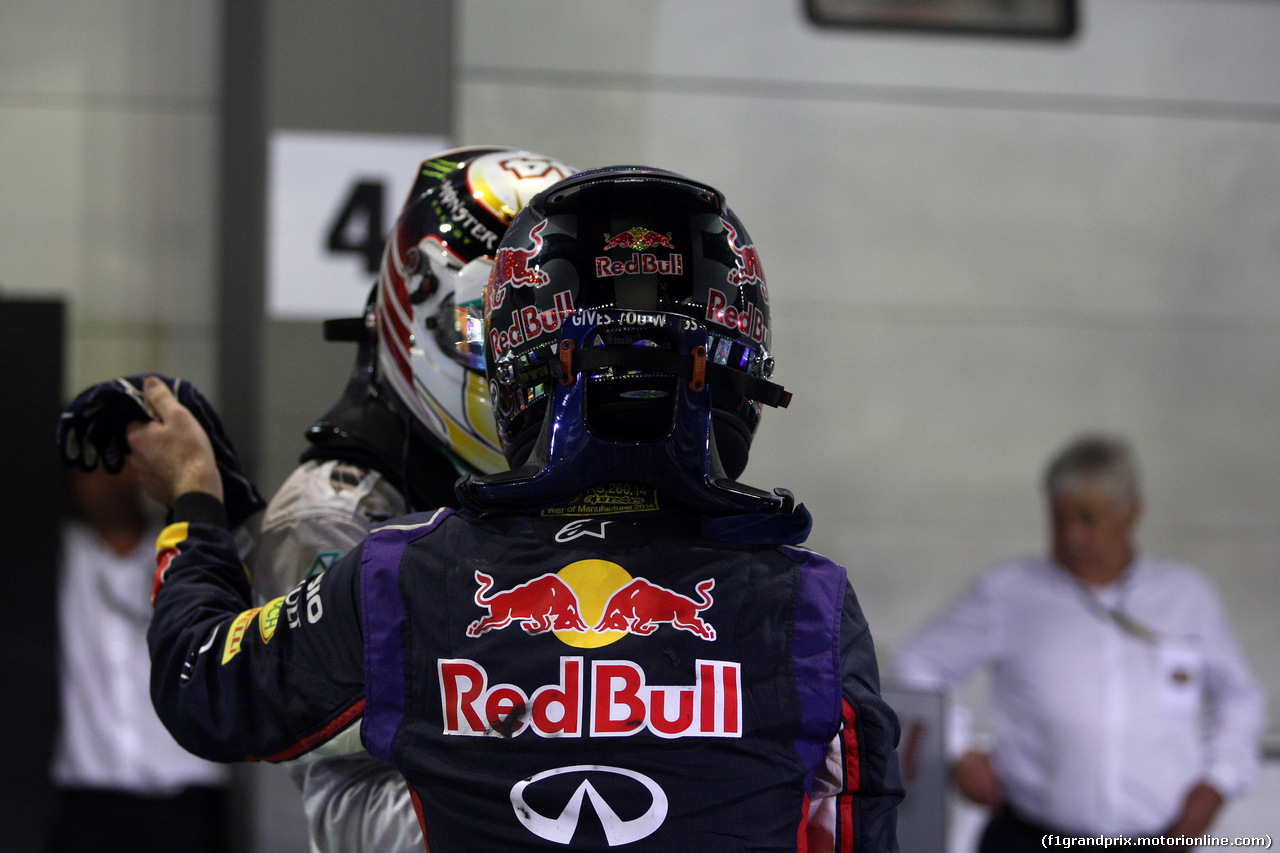 GP SINGAPORE, 21.09.2014 - Gara, Lewis Hamilton (GBR) Mercedes AMG F1 W05 vincitore e secondo Sebastian Vettel (GER) Red Bull Racing RB10