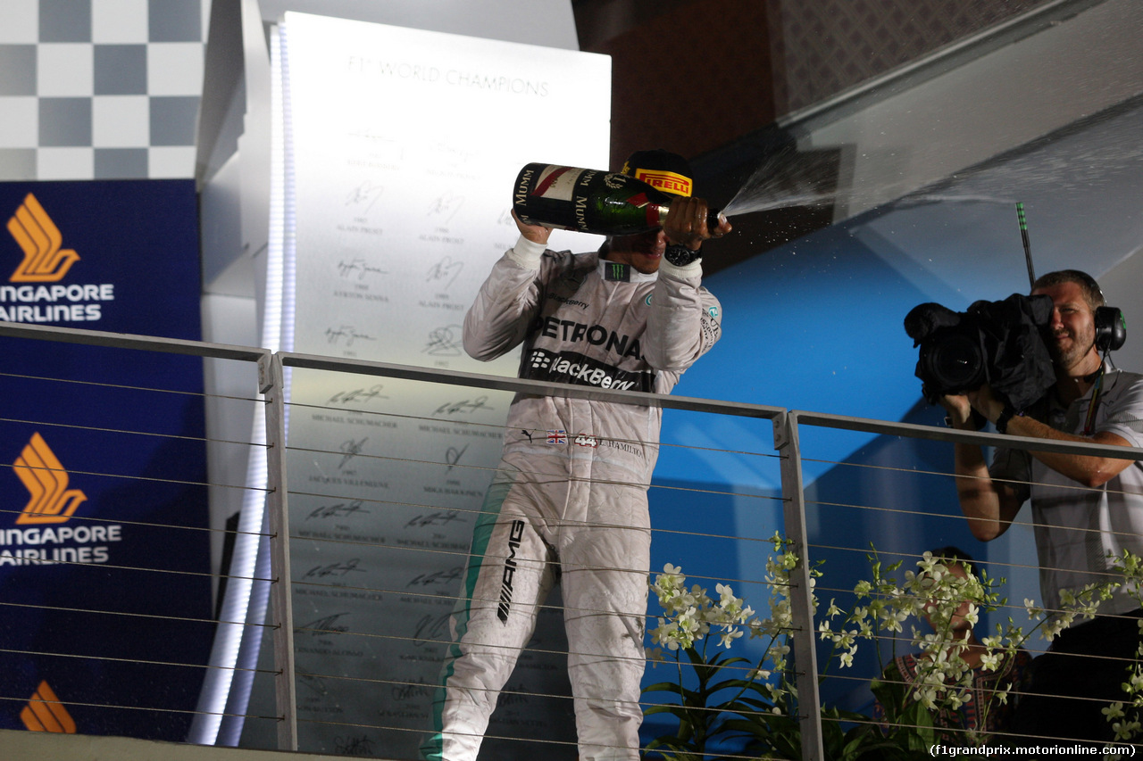 GP SINGAPORE, 21.09.2014 - Gara, Lewis Hamilton (GBR) Mercedes AMG F1 W05 vincitore