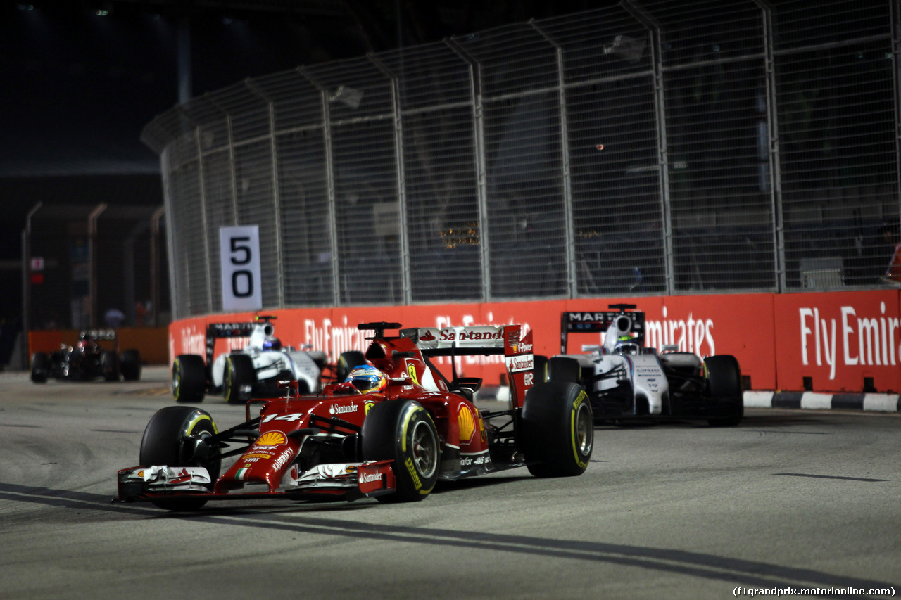 GP SINGAPORE, 21.09.2014 - Gara, Fernando Alonso (ESP) Ferrari F14-T davanti a Felipe Massa (BRA) Williams F1 Team FW36