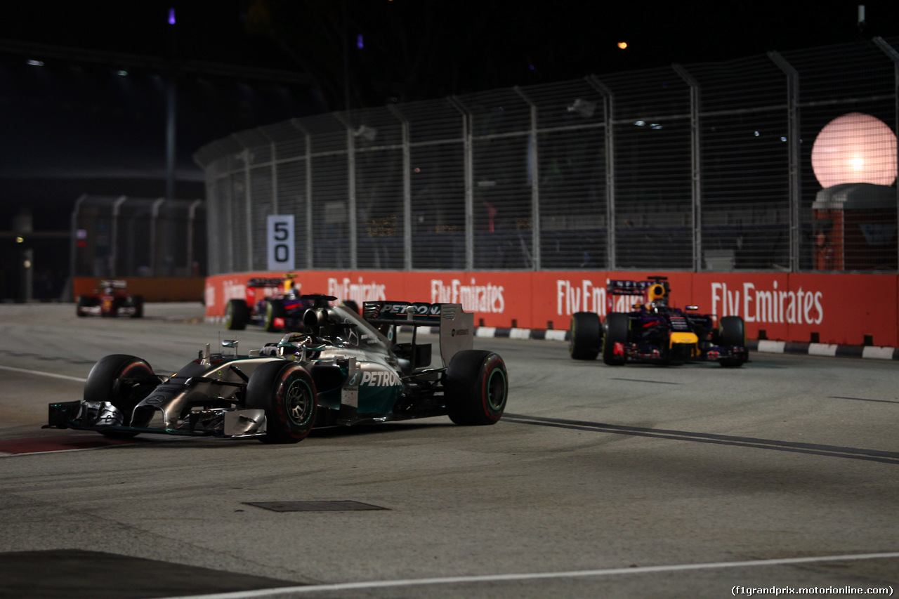 GP SINGAPORE, 21.09.2014 - Gara, Lewis Hamilton (GBR) Mercedes AMG F1 W05 davanti a Sebastian Vettel (GER) Red Bull Racing RB10