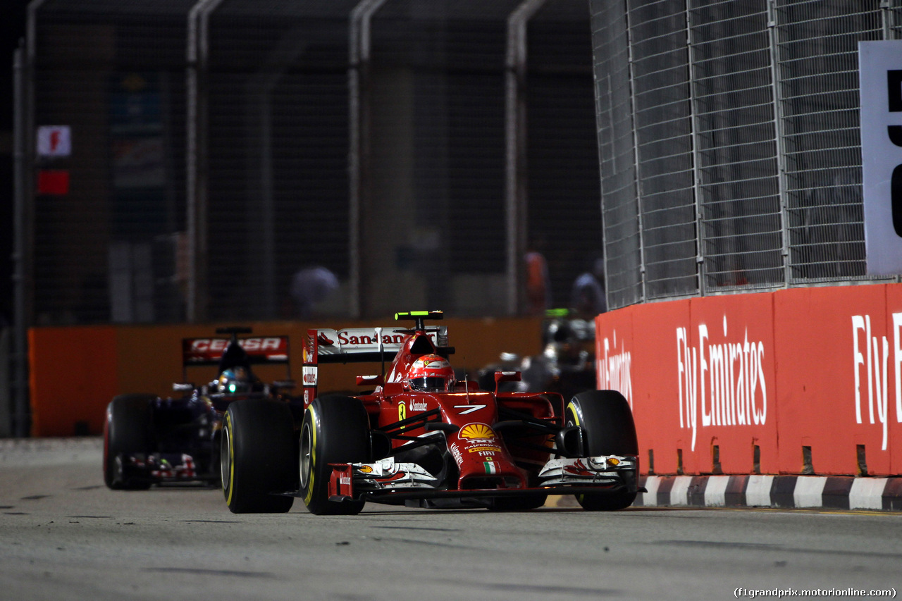 GP SINGAPORE, 21.09.2014 - Gara, Kimi Raikkonen (FIN) Ferrari F14-T davanti a Jean-Eric Vergne (FRA) Scuderia Toro Rosso STR9