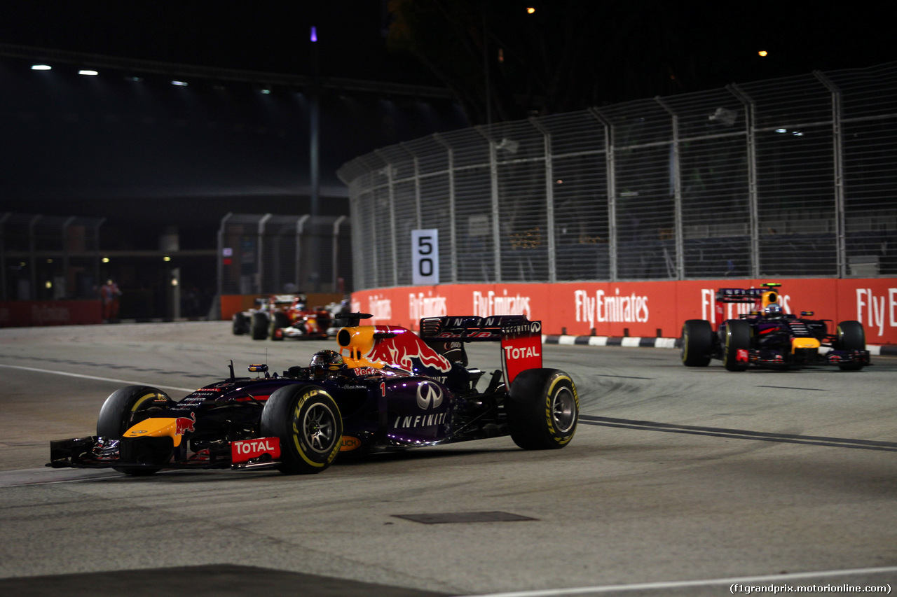 GP SINGAPORE, 21.09.2014 - Gara, Sebastian Vettel (GER) Red Bull Racing RB10 davanti a Daniel Ricciardo (AUS) Red Bull Racing RB10