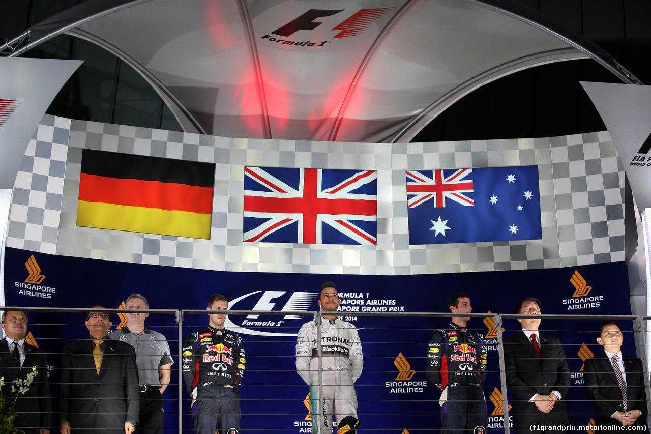 GP SINGAPORE, 21.09.2014 - Gara, Lewis Hamilton (GBR) Mercedes AMG F1 W05 vincitore, secondo Sebastian Vettel (GER) Red Bull Racing RB10 e terzo Daniel Ricciardo (AUS) Red Bull Racing RB10