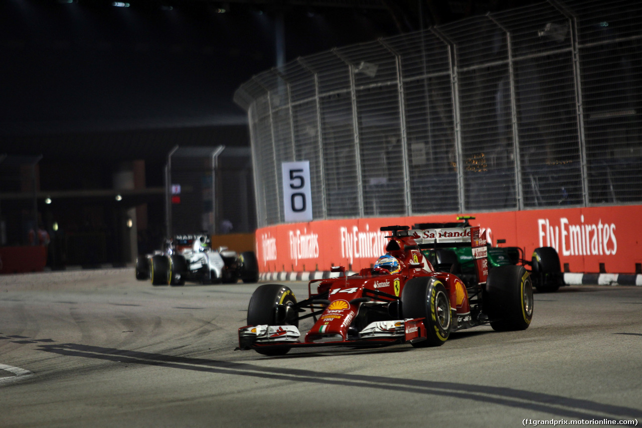 GP SINGAPORE, 21.09.2014 - Gara, Fernando Alonso (ESP) Ferrari F14-T davanti a Marcus Ericsson (SUE) Caterham F1 Team CT-04