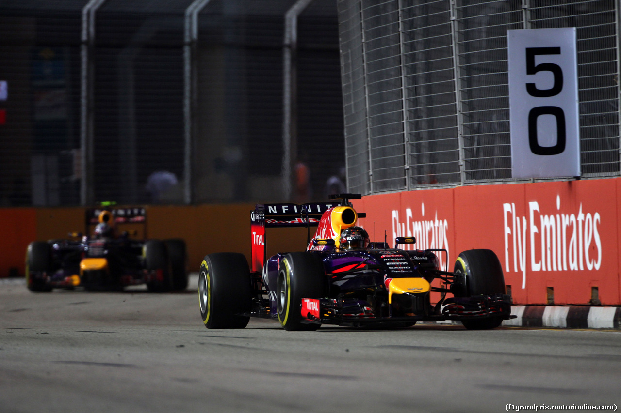 GP SINGAPORE, 21.09.2014 - Gara, Sebastian Vettel (GER) Red Bull Racing RB10 davanti a Daniel Ricciardo (AUS) Red Bull Racing RB10