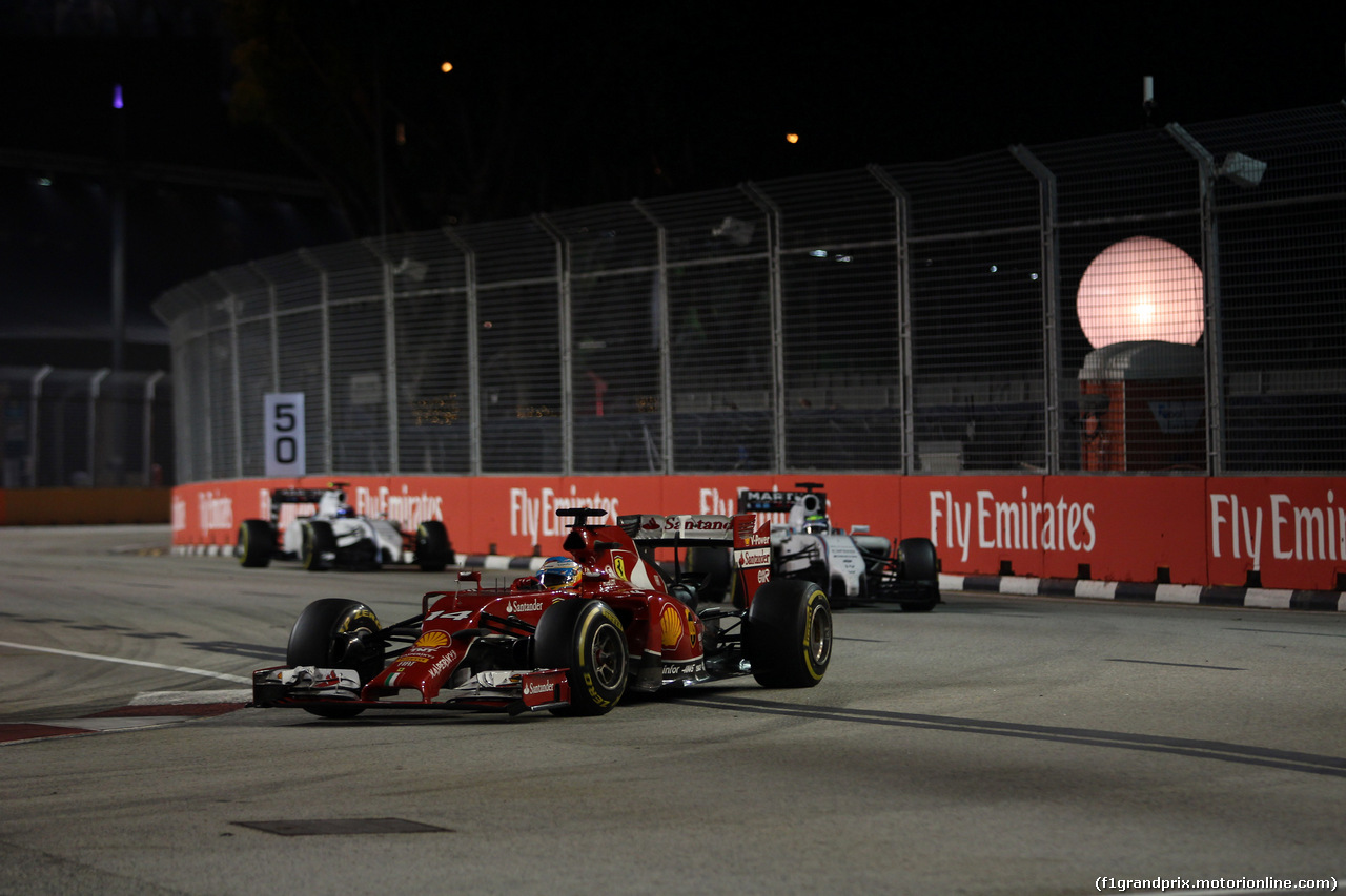 GP SINGAPORE, 21.09.2014 - Gara, Fernando Alonso (ESP) Ferrari F14-T davanti a Felipe Massa (BRA) Williams F1 Team FW36