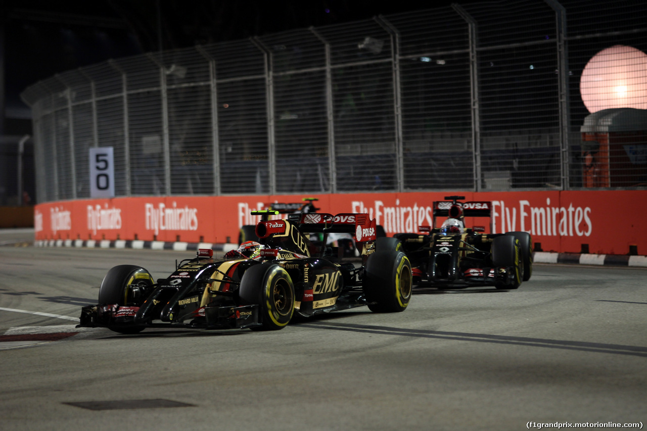 GP SINGAPORE, 21.09.2014 - Gara, Pastor Maldonado (VEN) Lotus F1 Team E22 davanti a Romain Grosjean (FRA) Lotus F1 Team E22