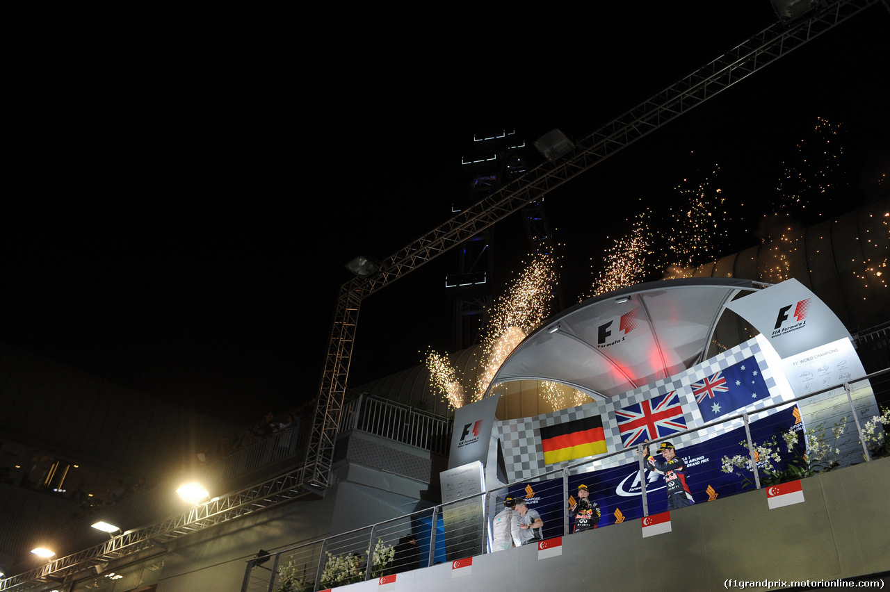 GP SINGAPORE, 21.09.2014 - Gara, 1st position Lewis Hamilton (GBR) Mercedes AMG F1 W05, secondo Sebastian Vettel (GER) Red Bull Racing RB10 e terzo Daniel Ricciardo (AUS) Red Bull Racing RB10