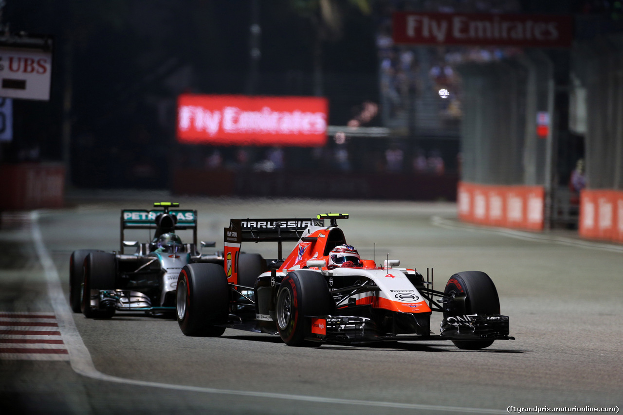 GP SINGAPORE, 21.09.2014 - Gara, Max Chilton (GBR), Marussia F1 Team MR03 davanti a Nico Rosberg (GER) Mercedes AMG F1 W05