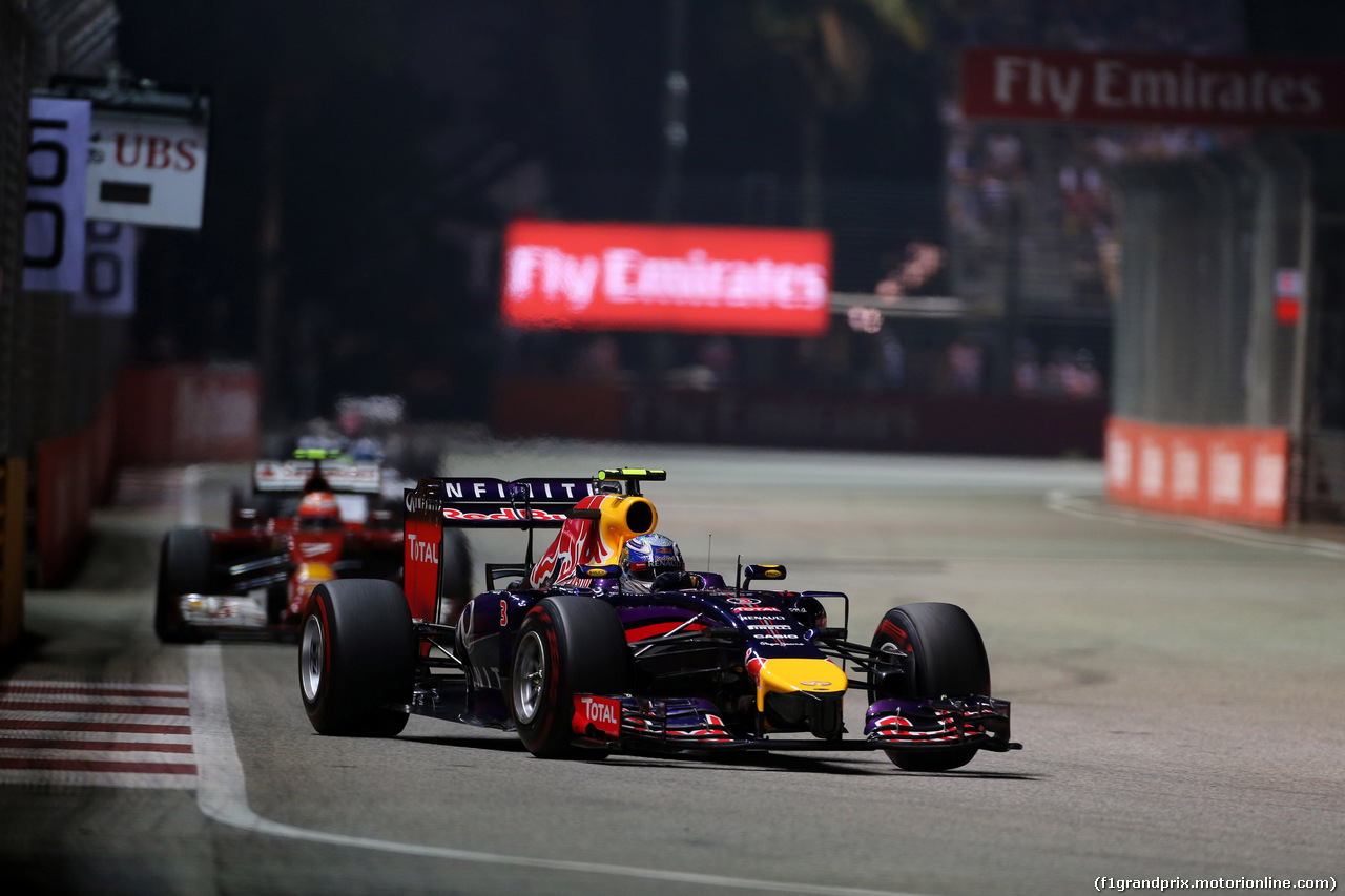 GP SINGAPORE, 21.09.2014 - Gara, Daniel Ricciardo (AUS) Red Bull Racing RB10 davanti a Kimi Raikkonen (FIN) Ferrari F14-T
