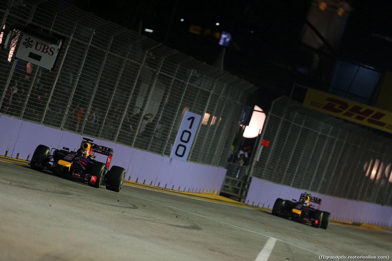 GP SINGAPORE, 21.09.2014 - Gara, Sebastian Vettel (GER) Red Bull Racing RB10 e Daniel Ricciardo (AUS) Red Bull Racing RB10